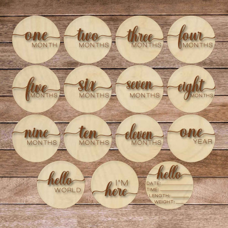 Drewniane karty z kamieniami milowymi - pierwszy rok na świecie w języku angielskim, niemieckim, polskim, węgierskim i rumuńskim