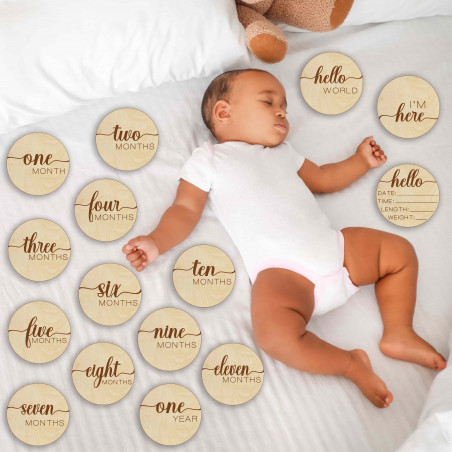 Drewniane karty z kamieniami milowymi - pierwszy rok na świecie w języku angielskim, niemieckim, polskim, węgierskim i rumuńskim