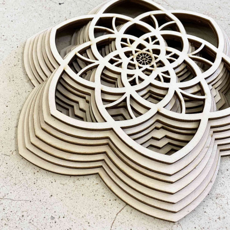 Drewniana mandala Harmonia wykonana z kilku warstw o wymiarach do 90 x 100 cm