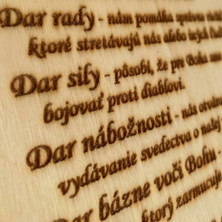 Drewniany stół - upamiętnienie sakramentu bierzmowania