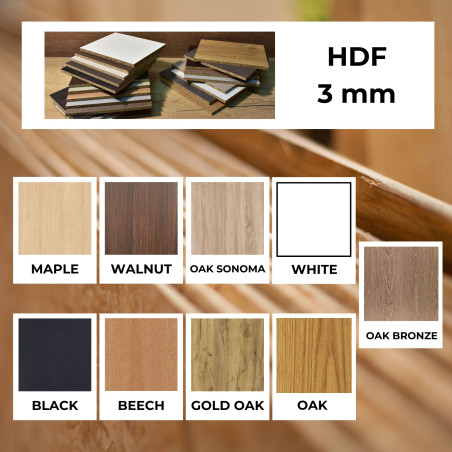 Drewniane malowidło ścienne przedstawiające twarze i drzewa obrazuje związek między człowiekiem a naturą