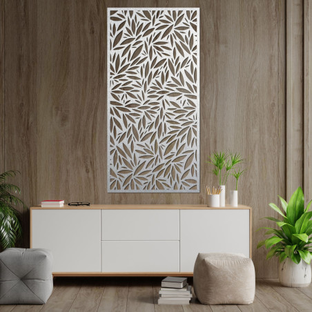 Eleganckie drzewo z misternymi detalami gałęzi i korzeni, będące symbolem natury.