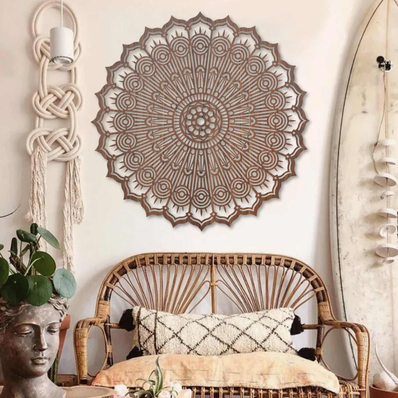 Drewniana mandala na ścianie
