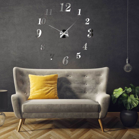 Zegar z pleksi zamontowany w biurze nad biurkiem Zegar z pleksi zamontowany w biurze nad biurkiem