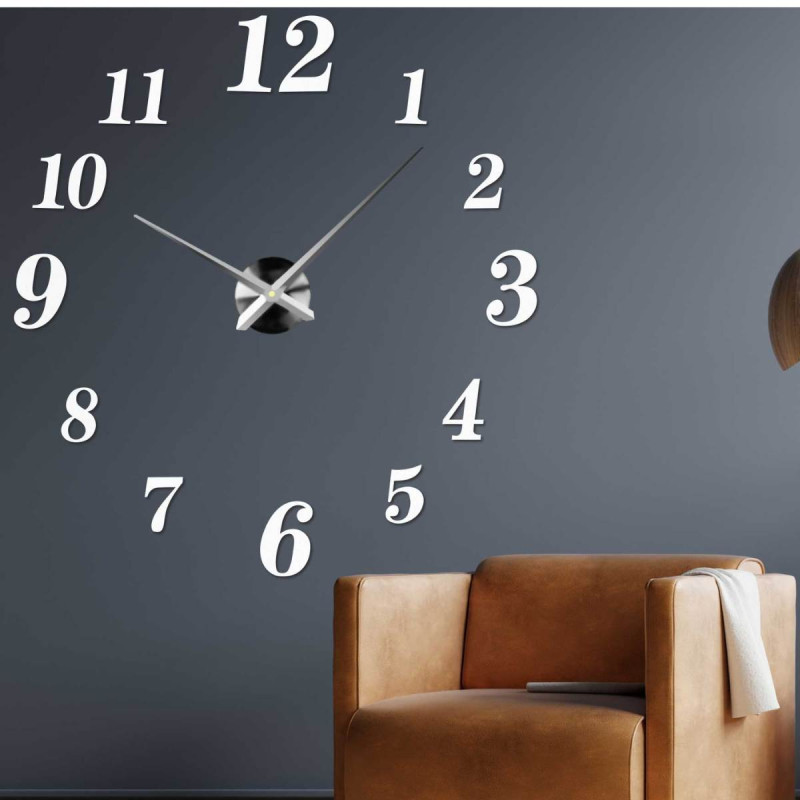 Nowoczesny zegar ścienny z pleksi pokazujący godzinę 3 po południu