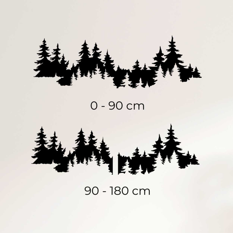 Wnętrze zdobione drewnianą dekoracją przedstawiającą gęsty las.