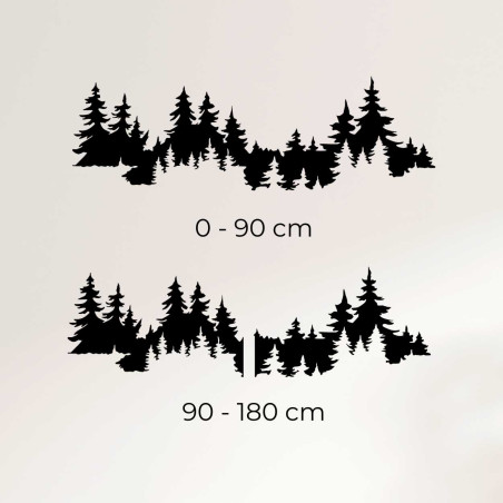 Wnętrze zdobione drewnianą dekoracją przedstawiającą gęsty las. Wnętrze zdobione drewnianą dekoracją przedstawiającą gęsty las.