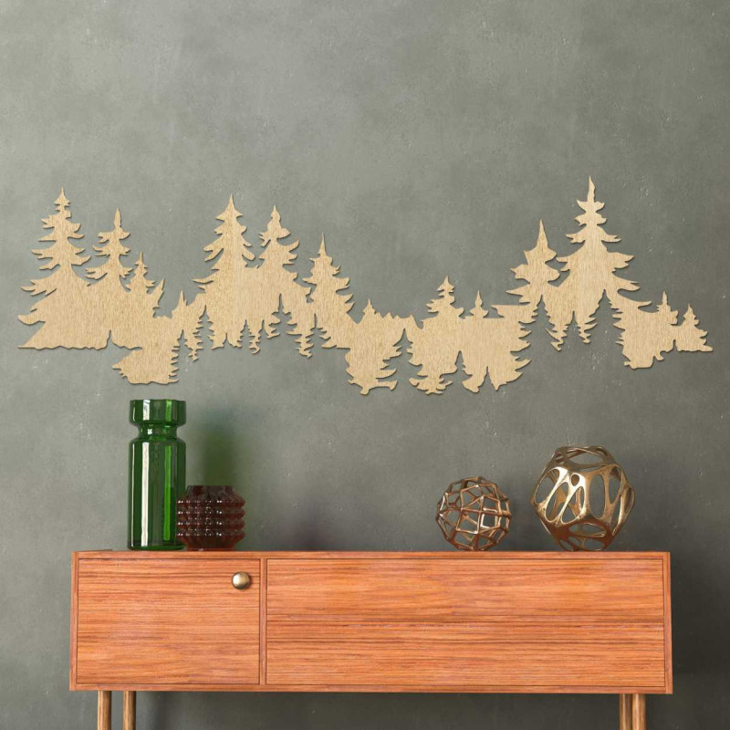 Szczegółowa sylwetka lasu na ścianie wykonana z jasnego drewna.