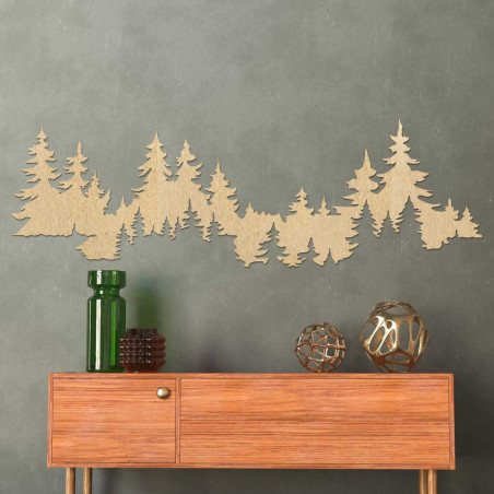 Szczegółowa sylwetka lasu na ścianie wykonana z jasnego drewna. Szczegółowa sylwetka lasu na ścianie wykonana z jasnego drewna.