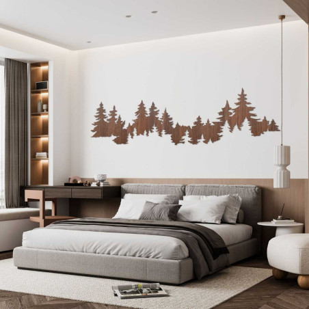 Zbliżenie na sylwetkę lasu wykonaną z drewna zamontowaną na białej ścianie. Zbliżenie na sylwetkę lasu wykonaną z drewna zamontowaną na białej ścianie.
