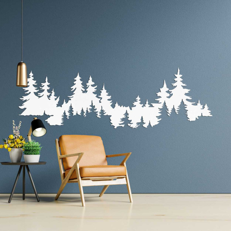 Wnętrze zdobione drewnianą dekoracją przedstawiającą gęsty las.