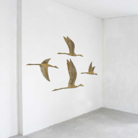 Drewniany motyw czterech ptaków lecących w prawo Drewniany motyw czterech ptaków lecących w prawo