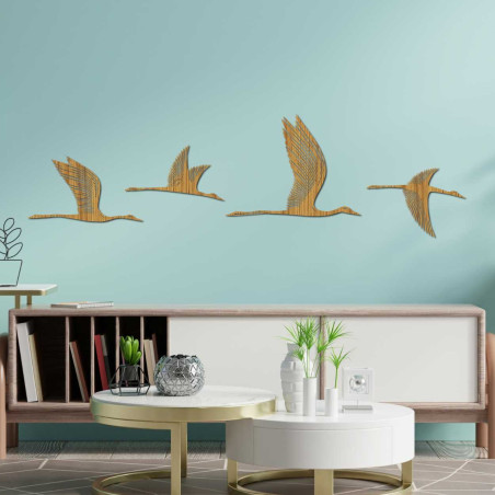 Dekoracyjna kompozycja przedstawiająca latające ptaki z delikatnymi rzeźbionymi detalami Dekoracyjna kompozycja przedstawiająca latające ptaki z delikatnymi rzeźbionymi detalami