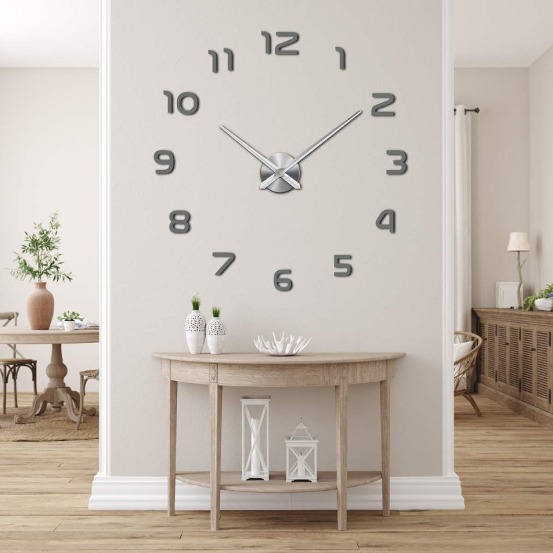 Zegar o dużej średnicy i centralnym punkcie do mocowania wskazówek.