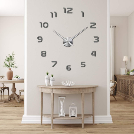 Zegar o dużej średnicy i centralnym punkcie do mocowania wskazówek. Zegar o dużej średnicy i centralnym punkcie do mocowania wskazówek.