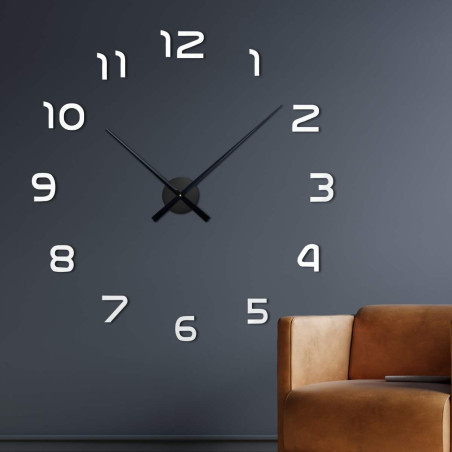 Zegar ścienny z centralnym mechanizmem i długimi wskazówkami. Zegar ścienny z centralnym mechanizmem i długimi wskazówkami.