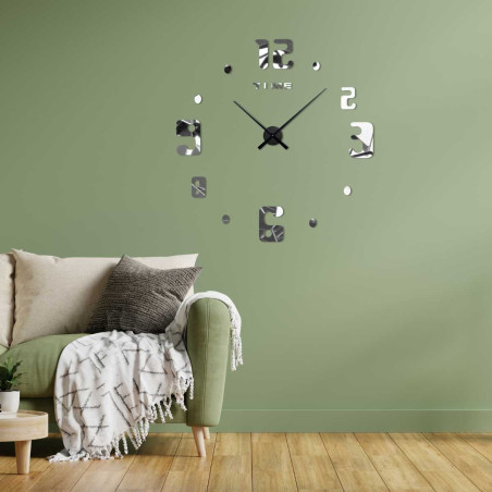 Zegar ścienny z niekonwencjonalnie rozmieszczonymi cyframi i napisem TIME przy liczbie dwanaście. Zegar ścienny z niekonwencjonalnie rozmieszczonymi cyframi i napisem TIME przy liczbie dwanaście.