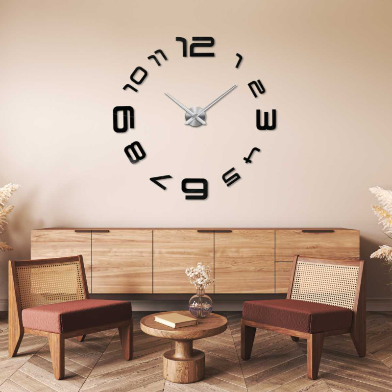 Fragment naklejkowego zegara o delikatnym wzornictwie i cienkich wskazówkach.