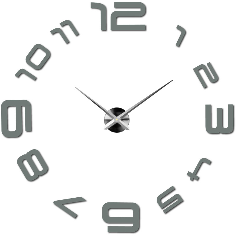 Zegar ścienny z dużą tarczą, której cyfry są naklejone bezpośrednio na ścianę.