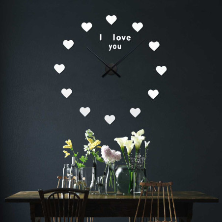 Fragment tarczy zegarka z serduszkami zamiast klasycznych znaczników czasu. Fragment tarczy zegarka z serduszkami zamiast klasycznych znaczników czasu.