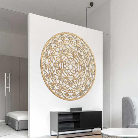 Szczegółowa rzeźbiona okrągła dekoracja z delikatnymi połączeniami i symetrycznym układem. Szczegółowa rzeźbiona okrągła dekoracja z delikatnymi połączeniami i symetrycznym układem.