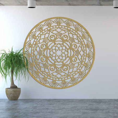 Rzeźbiona, okrągła dekoracja o misternych szczegółach i delikatnej symetrii. Rzeźbiona, okrągła dekoracja o misternych szczegółach i delikatnej symetrii.