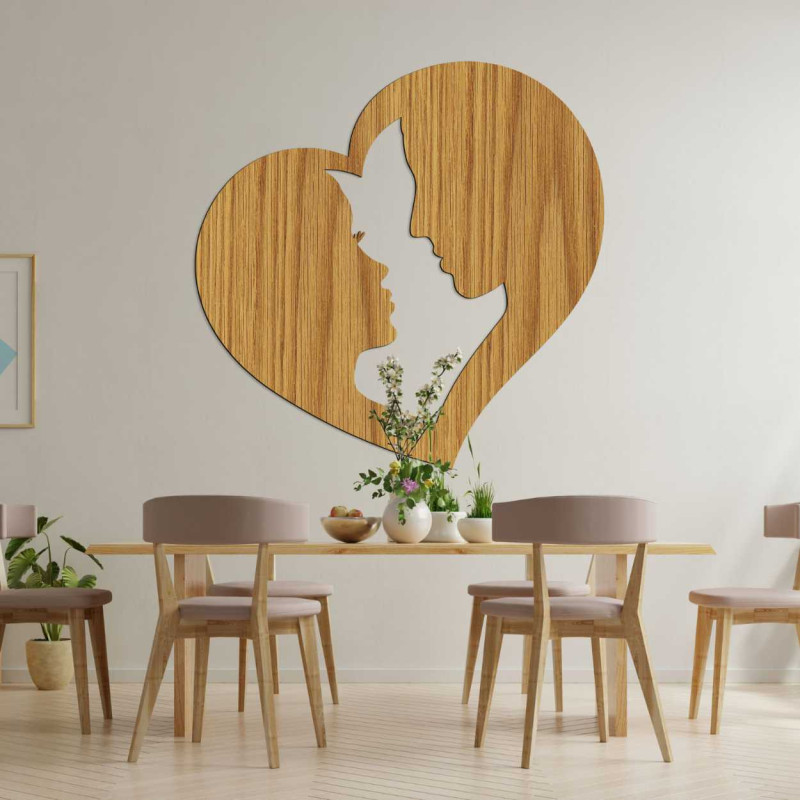 Precyzyjnie rzeźbiona dekoracja z motywem partnerskiej miłości i wzajemnego spojrzenia.