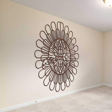 Dekoracyjna ściana z drewnianym, okrągłym wzorem przypominającym kwiat lub słońce, uzupełniona rybą. Dekoracyjna ściana z drewnianym, okrągłym wzorem przypominającym kwiat lub słońce, uzupełniona rybą.