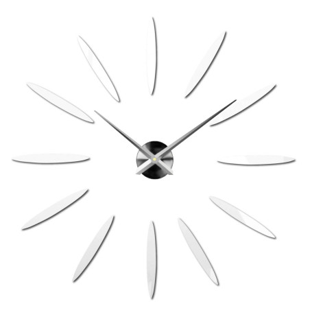 Kreatywnie umieszczony zegar, który tworzy efekt promieni słonecznych dzięki wykorzystaniu złotych elementów. Kreatywnie umieszczony zegar, który tworzy efekt promieni słonecznych dzięki wykorzystaniu złotych elementów.