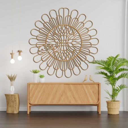 Dekoracja ścienna z charakterystycznym, okrągłym wzorem przypominającym kwitnący kwiat. Dekoracja ścienna z charakterystycznym, okrągłym wzorem przypominającym kwitnący kwiat.