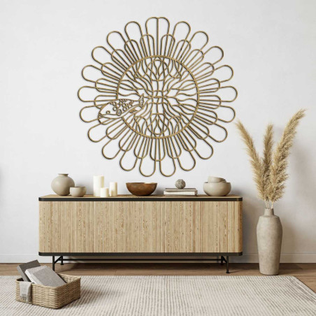 Duża dekoracja ścienna o przeplatających się liniach i naturalnym stylu. Duża dekoracja ścienna o przeplatających się liniach i naturalnym stylu.