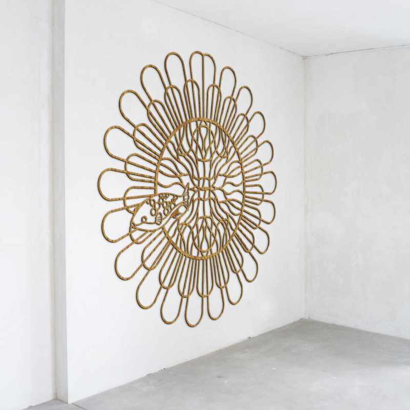 Designerski element ścienny z kwiatowym wzorem, wykonany z naturalnego materiału.