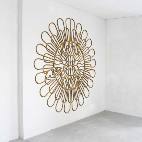 Designerski element ścienny z kwiatowym wzorem, wykonany z naturalnego materiału. Designerski element ścienny z kwiatowym wzorem, wykonany z naturalnego materiału.