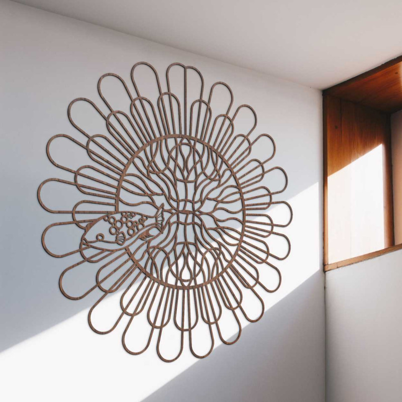 Element ścienny z delikatnymi łukami ułożonymi w kształt rozkwitającego kwiatu.