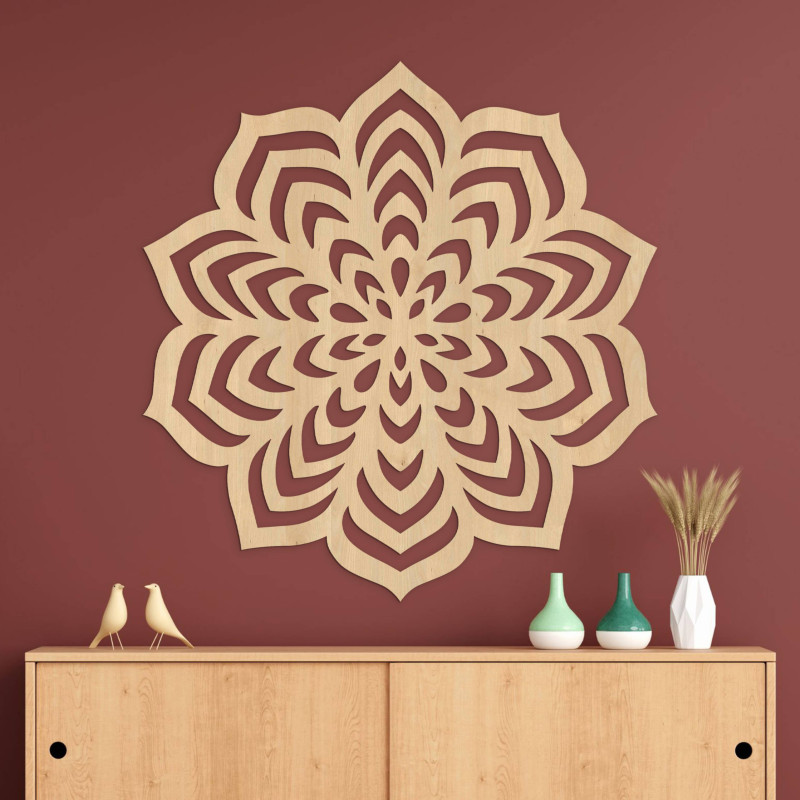 Drewniany element dekoracyjny o regularnej i symetrycznej kompozycji.