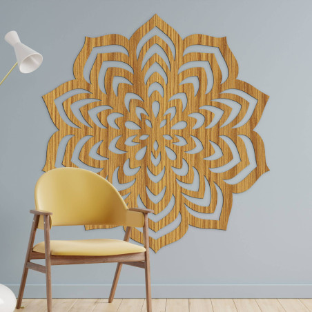 Drewniana dekoracja z rzeźbionym motywem mandali. Drewniana dekoracja z rzeźbionym motywem mandali.