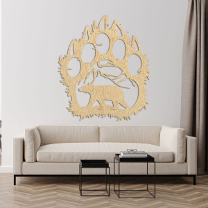 Drewniany wizerunek śladu stopy niedźwiedzia, wewnątrz którego wyrzeźbiona jest sylwetka niedźwiedzia spacerującego pod górami. 2