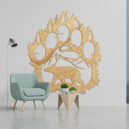 Drewniany wizerunek śladu stopy niedźwiedzia, wewnątrz którego wyrzeźbiona jest sylwetka niedźwiedzia spacerującego pod górami. Drewniany wizerunek śladu stopy niedźwiedzia, wewnątrz którego wyrzeźbiona jest sylwetka niedźwiedzia spacerującego pod górami.