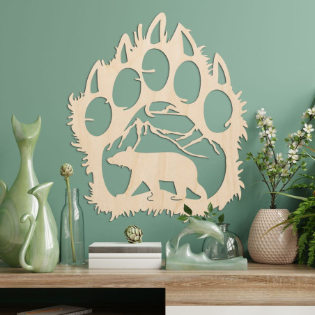 Kontrastująca sylwetka śladu niedźwiedzia, wewnątrz którego widać pasmo górskie i postać niedźwiedzia idącego naprzód. Kontrastująca sylwetka śladu niedźwiedzia, wewnątrz którego widać pasmo górskie i postać niedźwiedzia idącego naprzód.