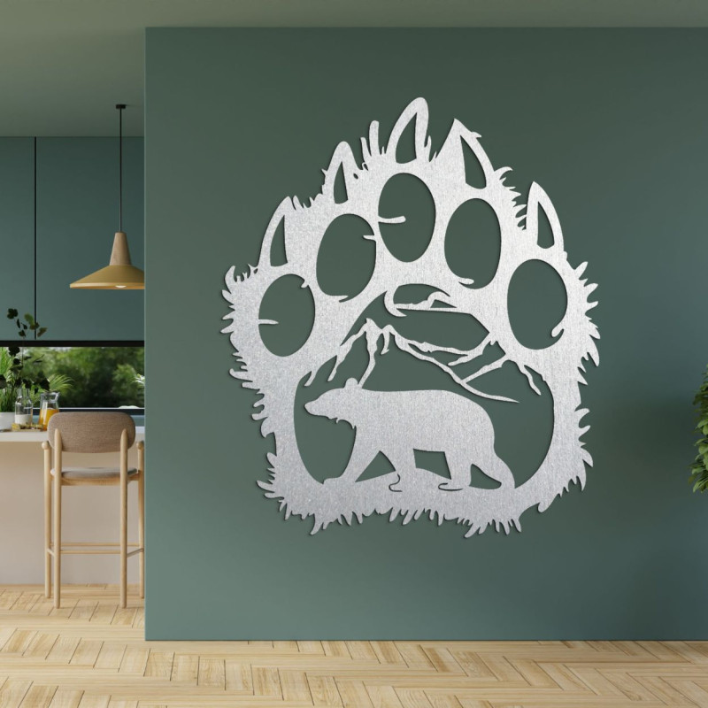 Srebro Drewniany obraz przedstawiający ślad stopy niedźwiedzia stanowiący ramę, przez którą można zobaczyć krajobraz i samego ni