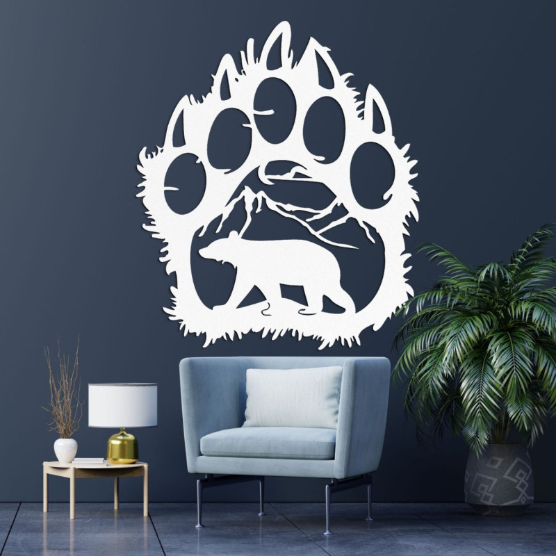 Biały zarys tropu niedźwiedzia jako rama ukrywająca spokojne leśne otoczenie z samotnym niedźwiedziem.