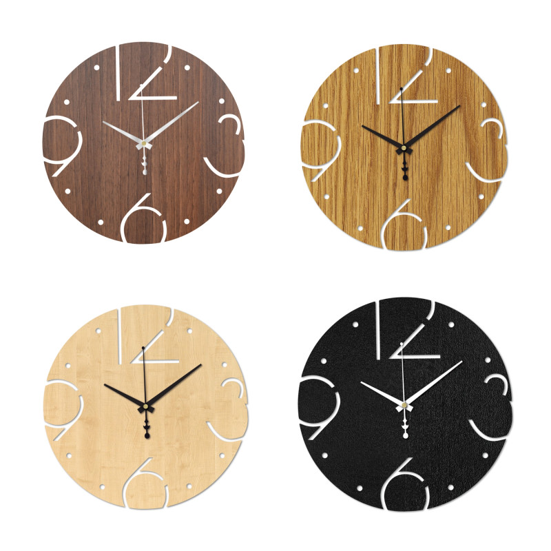 Dekoracyjny zegar z cichym mechanizmem i rzeźbionymi cyframi na jasnej drewnianej podstawie.