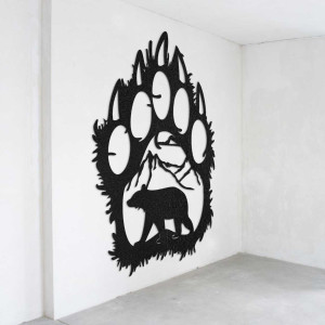 Zbliżenie na naturalny motyw niedźwiedzia i gór wewnątrz dużej drewnianej łapy.