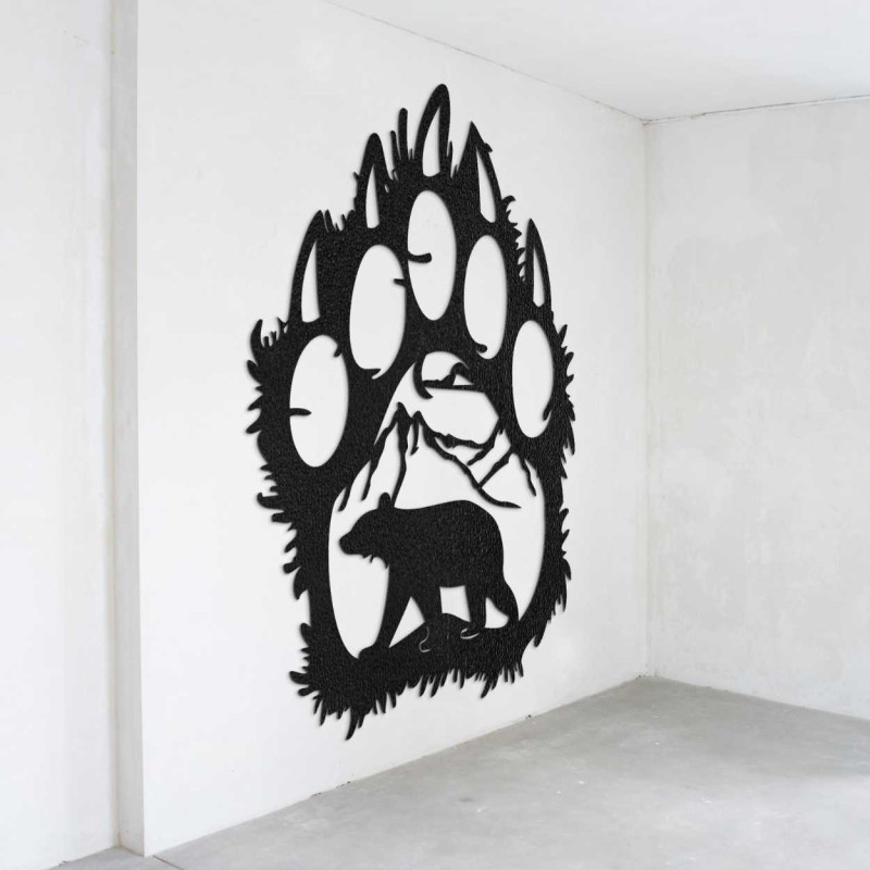 Zbliżenie na naturalny motyw niedźwiedzia i gór wewnątrz dużej drewnianej łapy.