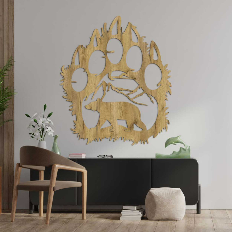 Ręcznie rzeźbiona dekoracja przedstawiająca niedźwiedzia spacerującego pod pasmem górskim.