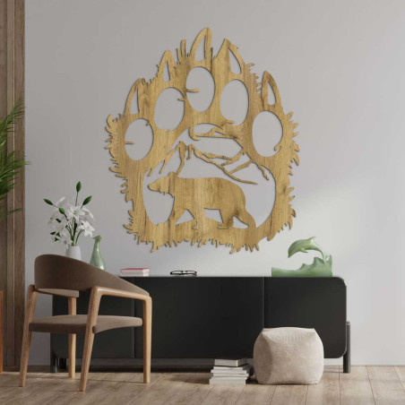 Ręcznie rzeźbiona dekoracja przedstawiająca niedźwiedzia spacerującego pod pasmem górskim. Ręcznie rzeźbiona dekoracja przedstawiająca niedźwiedzia spacerującego pod pasmem górskim.