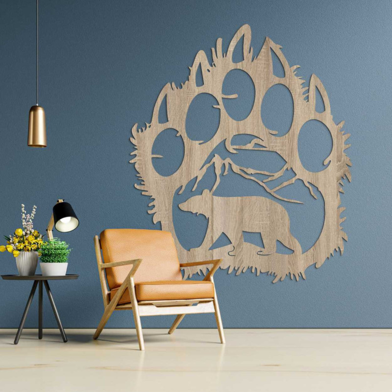 Rzeźbiony motyw natury ujęty w dramatyczną sylwetkę łapy niedźwiedzia.