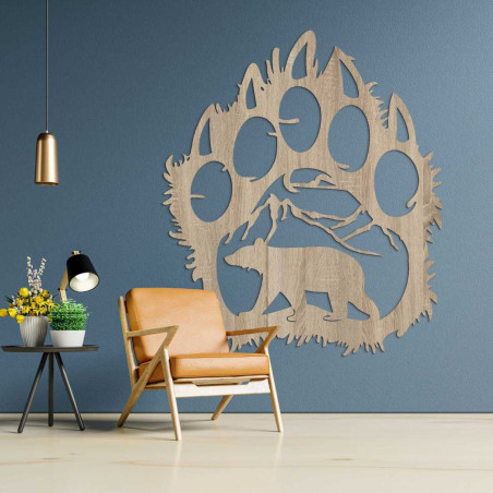 Rzeźbiony motyw natury ujęty w dramatyczną sylwetkę łapy niedźwiedzia. Rzeźbiony motyw natury ujęty w dramatyczną sylwetkę łapy niedźwiedzia.