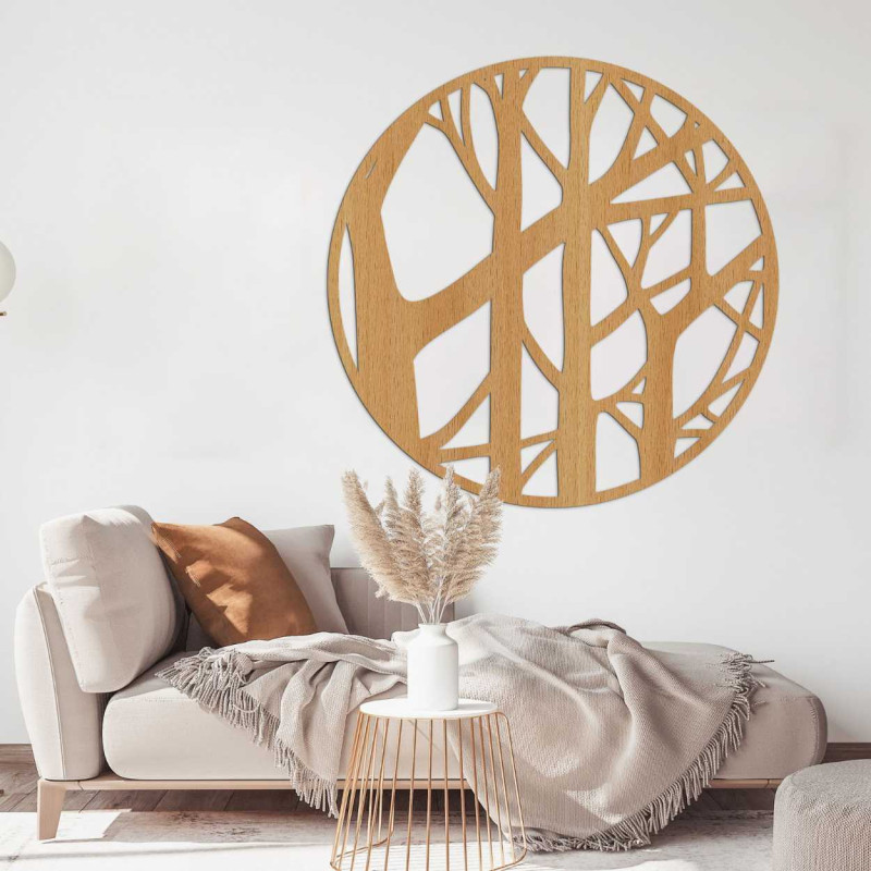 Okrągła drewniana dekoracja z rzeźbionymi gałęziami drzewa