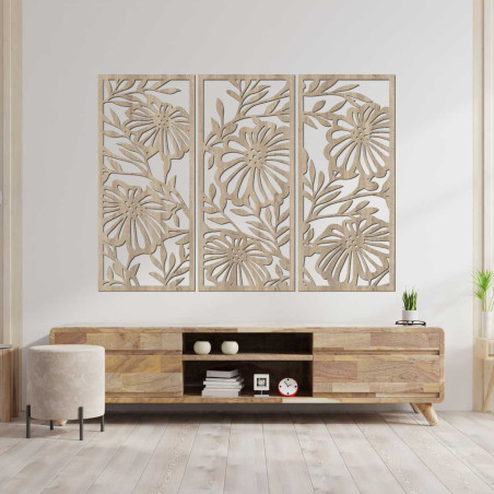 Trzyczęściowa drewniana dekoracja z delikatnie wykonanymi kwiatami w symetrycznym układzie. Trzyczęściowa drewniana dekoracja z delikatnie wykonanymi kwiatami w symetrycznym układzie.
